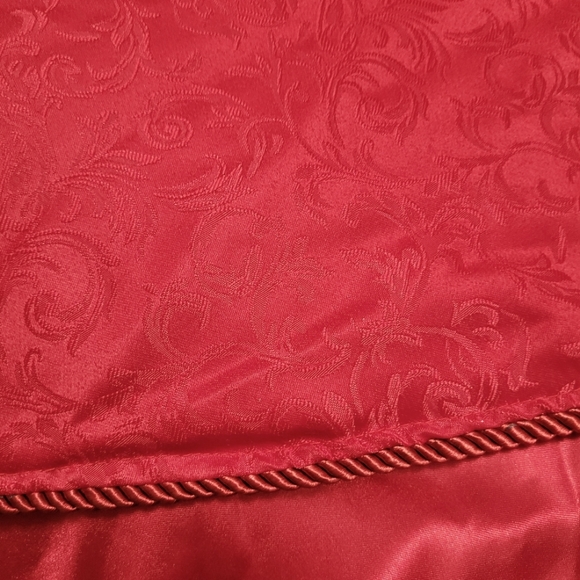 Red Tree Skirt with print & rope trim, GUC